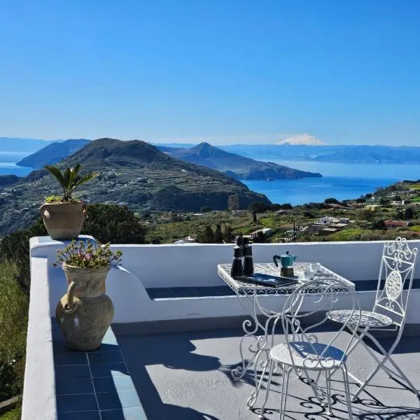 Villa Paradiso - spectacular sea view over volcanoes，位于Piano Conte的酒店