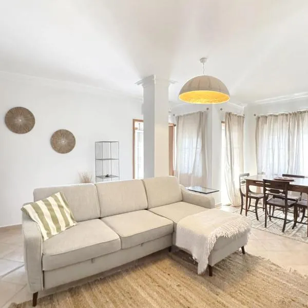 Casa da Maria - T1 perto da praia do Baleal com piscina，位于费雷尔的酒店