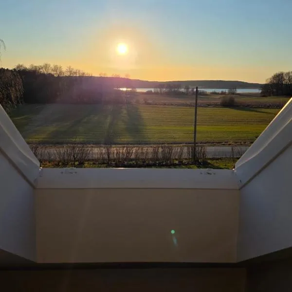 Attic floor with views over fields and sea，位于锡格蒂纳的酒店