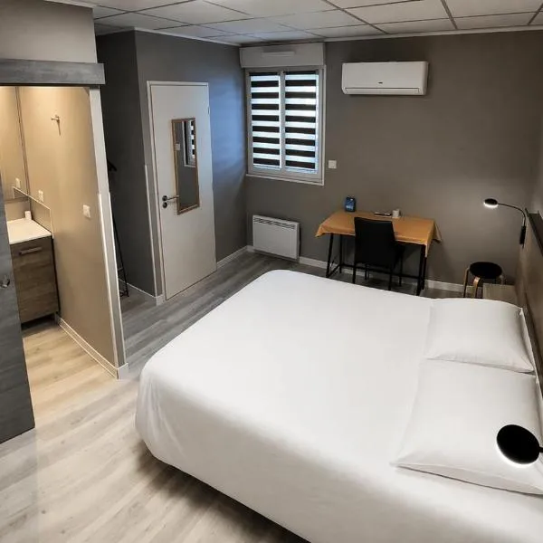 Hôtel Le Petit Logis Chambres Confort climatisées，位于博蒙昂韦龙的酒店