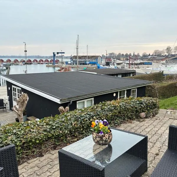 Charming holiday home on the harbour (5 persons)，位于勒兹维的酒店
