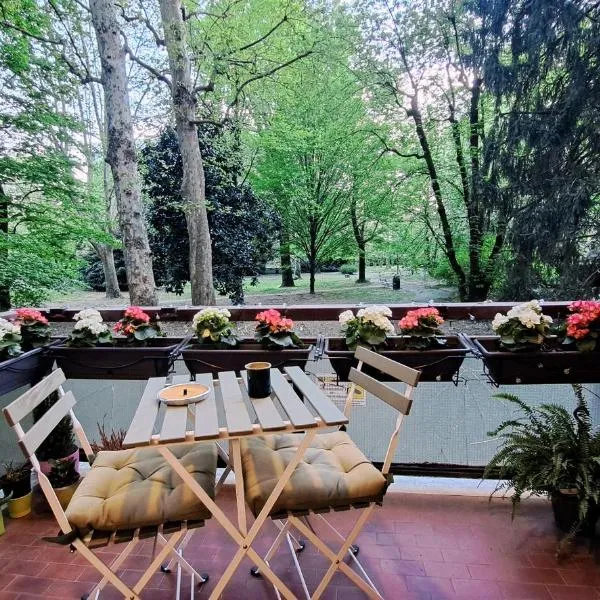 IL BALCONE NEL PARCO - stanze con bagno privato，位于圣多纳托-米拉内塞的酒店