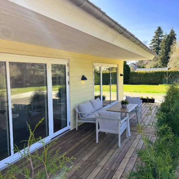 Villa Jule - Cozy and Elegant Place with Open Ceiling, Beautiful Garden and Specious Terrace，位于Kettinge的酒店