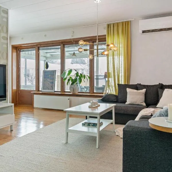 Centralt belägen villa i Öjebyn, Piteå，位于皮特奥的酒店