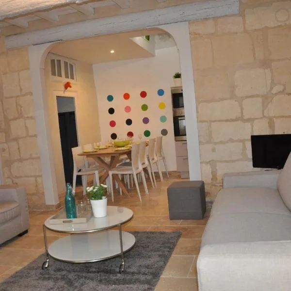 Holiday in Arles -Maison du Centre Historique，位于阿尔勒的酒店