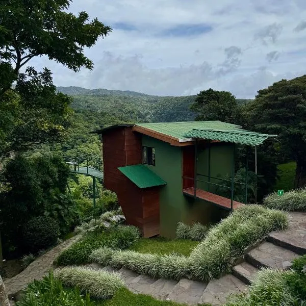 哥斯达黎加彩虹谷山林小屋，位于蒙泰韦尔德哥斯达黎加的酒店