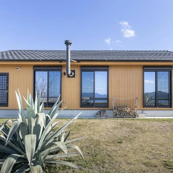Amakusa Retreat House,天草リトリートハウス大きな窓から海を一望,静かな港の前に建つ自然素材の貸別荘，位于Shimo-kawachi的酒店