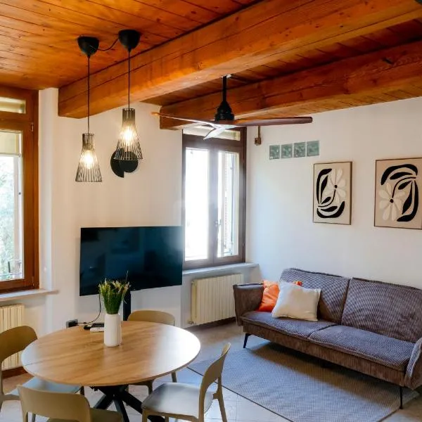 Casa La Neviera - loft con vasca idromassaggio - vicino mare e centro con parcheggio，位于佩萨罗的酒店
