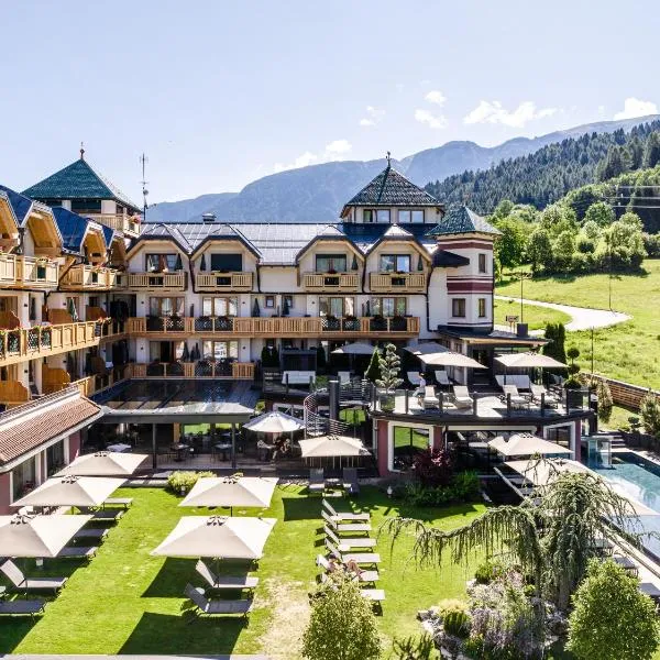 Tevini Dolomites Charming Hotel，位于科姆梅扎杜拉的酒店