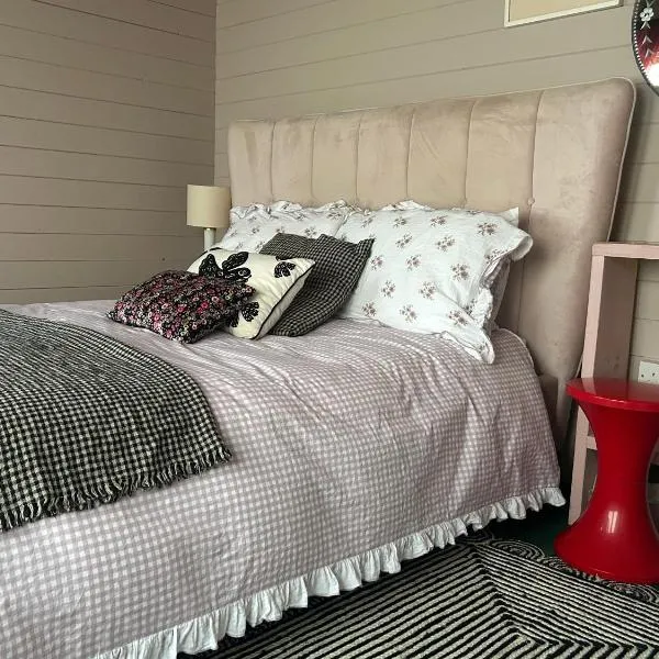 The Dairy stylish chalet for 2 opp the beach 1 minute walk，位于惠茨特布尔的酒店