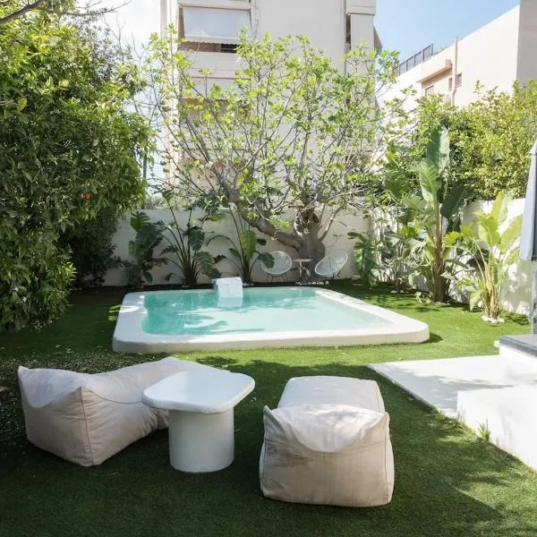 Island Bliss Villa with Private pool & garden，位于雅典的酒店