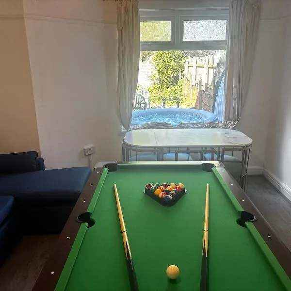 Tranquil Hideaway with Hot Tub and Pool Table，位于卡迪夫的酒店