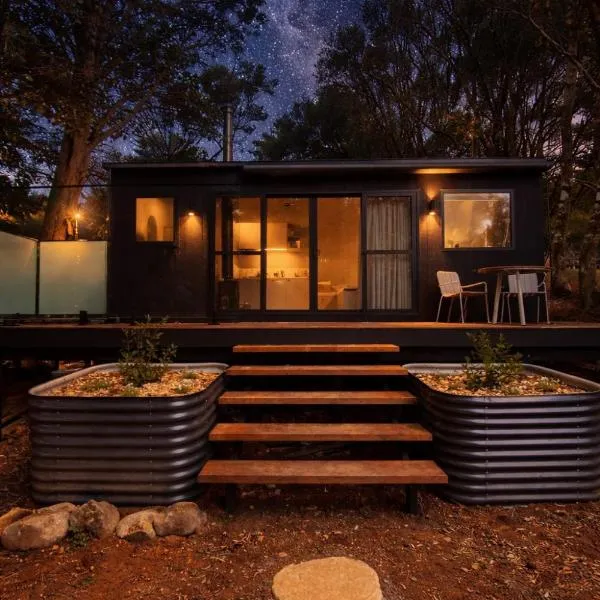 The Flower Sanctuary Tiny Home，位于春溪的酒店
