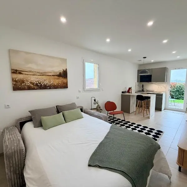 Cosy studio with garden，位于Chevry的酒店