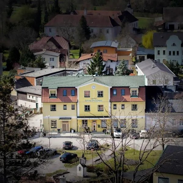 Hotel Zur Alten Schule，位于Pitten的酒店