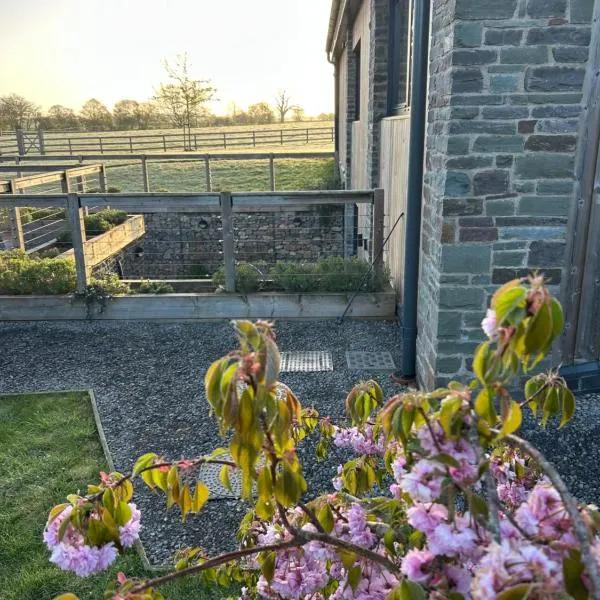 The Boot Room Apartment at Hobbits Countryside Retreat Private Courtyard , close to the Cotswolds，位于Wickwar的酒店