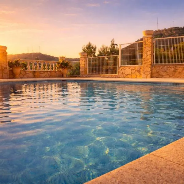 Sunny Private Pool Retreat with Terrace Calafell，位于卡拉费尔的酒店