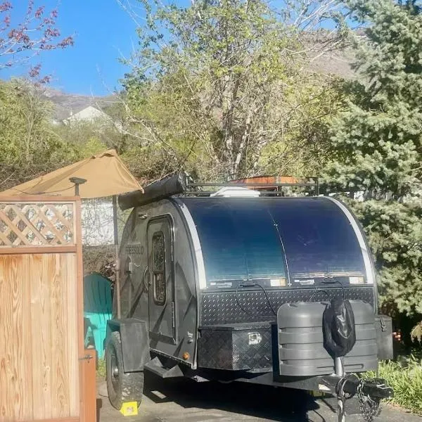 Cozy Glamping Pod Outdoor Kitchen and Shower，位于法明顿的酒店