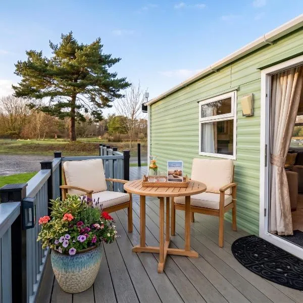 2 Bedroom Lakeview Lodge - Ensuite & Balcony Deck，位于康福斯的酒店