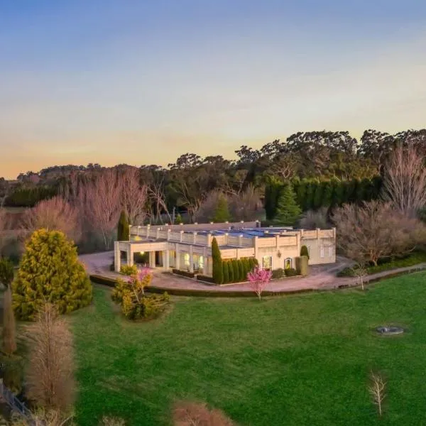 Chateau Bowral Luxury Southern Highlands Estate with Poolhouse，位于波拉尔的酒店