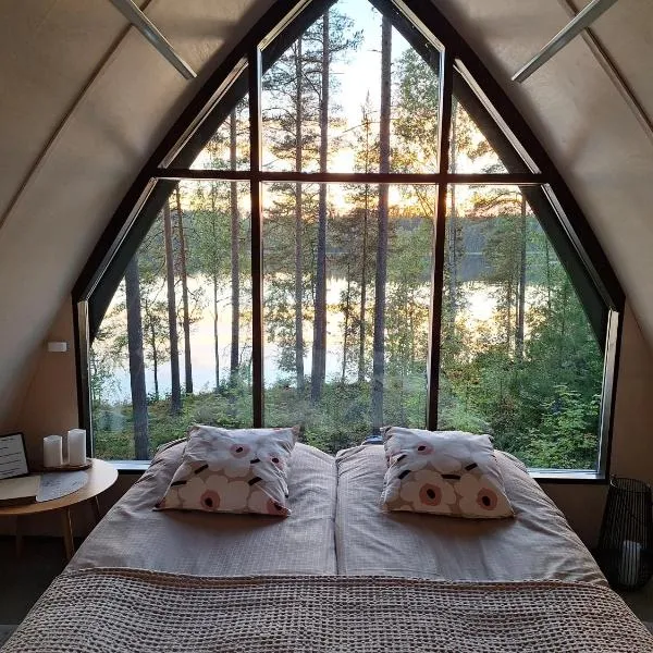 Private Lakefront Dome Cabin Sauna & Breakfast Lumous，位于Hankasalmi的酒店