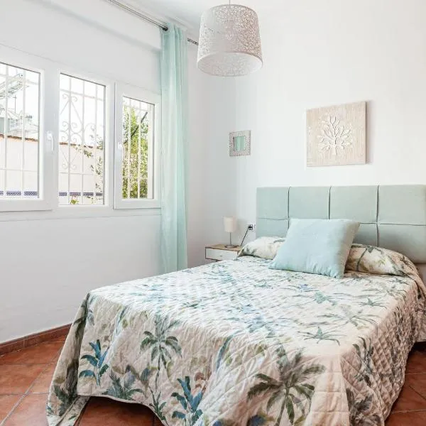 Chalet Fuente4 piscina común famila，位于科尼尔-德拉弗龙特拉的酒店