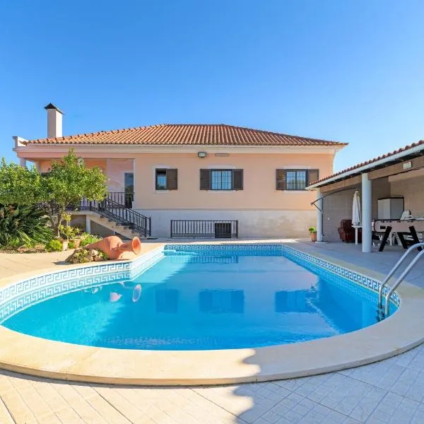 Beautiful Deluxe Villa 4 Bedroom，位于Aldeia de Brescos的酒店