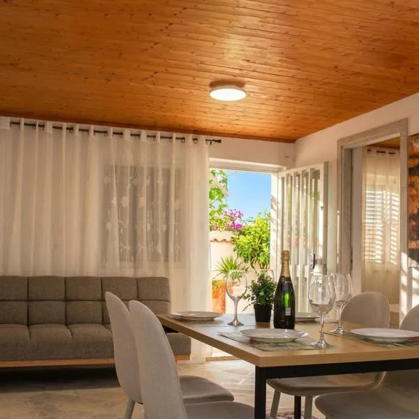 The Beach White House - 80m from the Beach - Renovated，位于Áyios Yeóryios的酒店