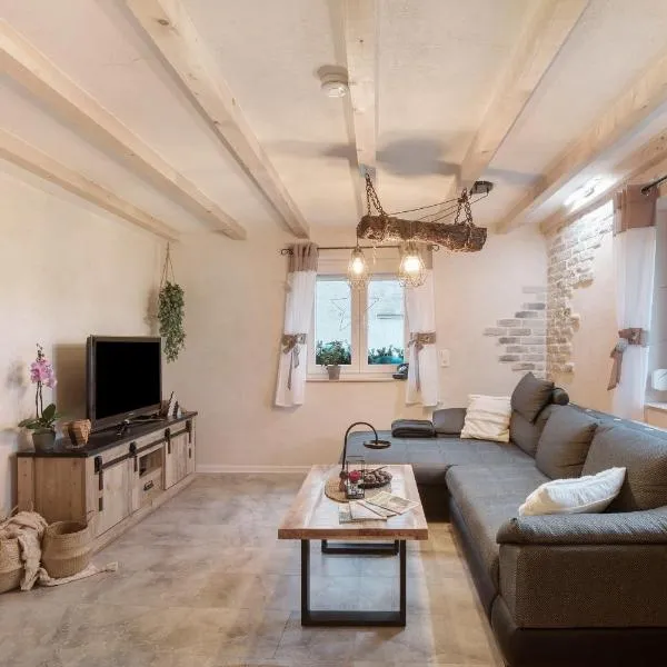 kernsaniertes Ferienhaus Anna，位于Durlangen的酒店