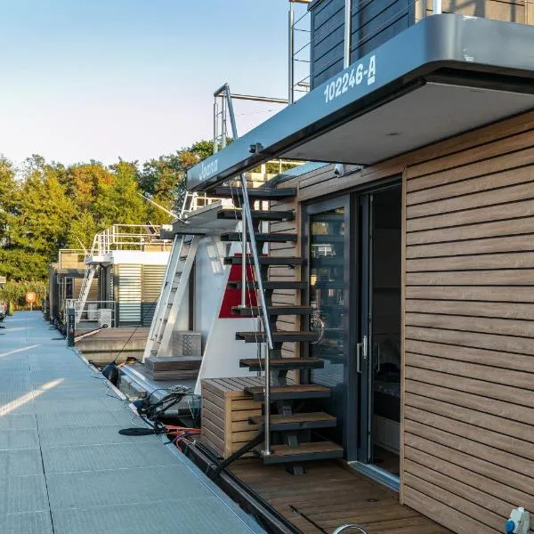 Hausboot Joana，位于策德尼克的酒店