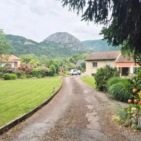 Gîtes le Clos des Pradals，位于阿列日河畔的塔拉斯孔的酒店