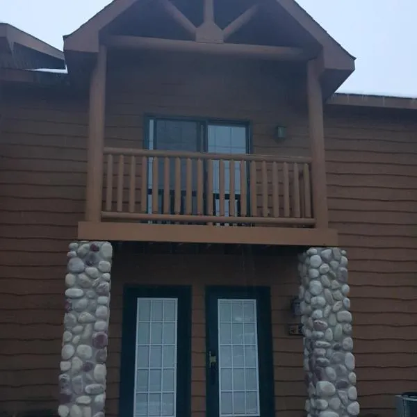 2BR Rustic Villa，位于Utica的酒店