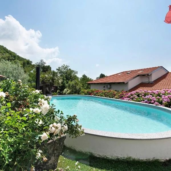 Barcollo House - Piscina nel verde，位于Stella的酒店