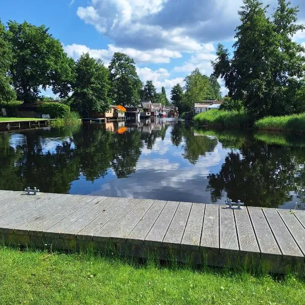 Ferienhaus am Wasser, Bootshaus,位于居斯特罗的酒店