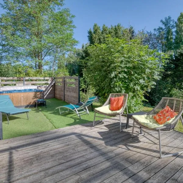 Maison avec piscine et jacuzzi，位于勒韦的酒店