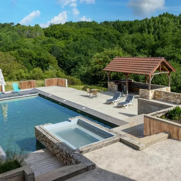 Chalet En Bois，位于Saint-Cernin-de-lʼHerm的酒店
