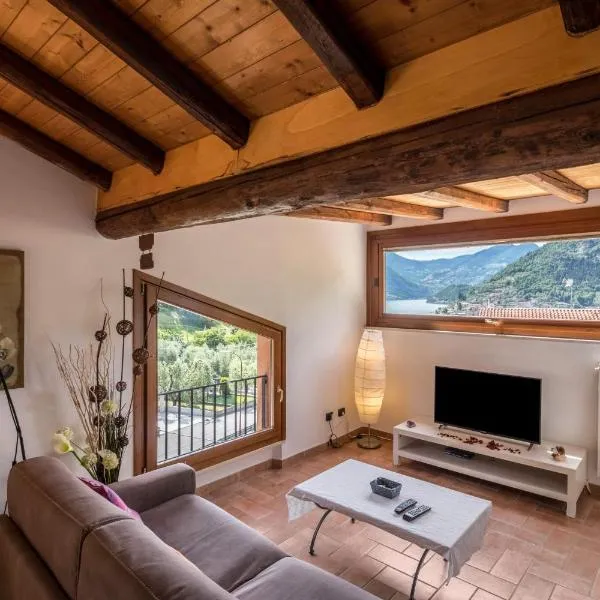 Mansarda con vista lago，位于苏尔扎诺的酒店