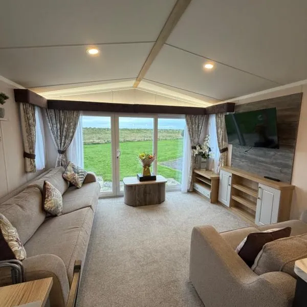 Lakeland 3 Bed, Deluxe Caravan Sleeps 8，位于Flookburgh的酒店