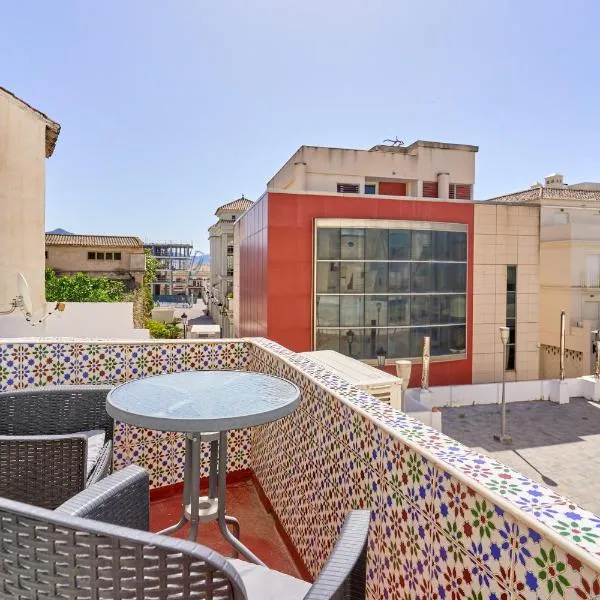 Vivienda junto a Plaza España，位于内尔哈的酒店