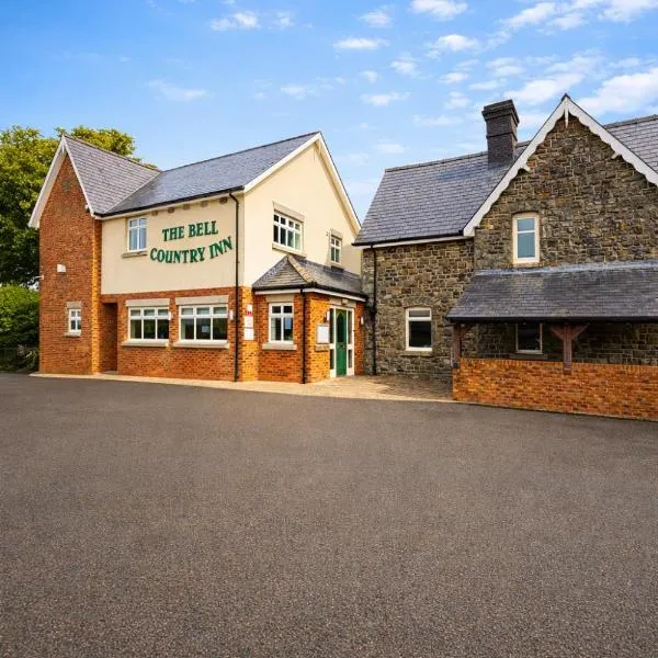 The Bell country inn，位于Llanyre的酒店