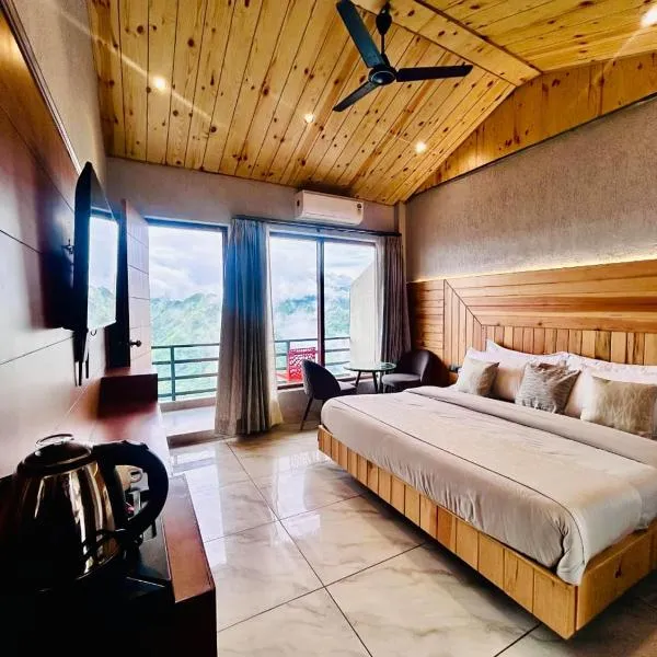 Queen Hills Resort and Hotel By Edge Group - Rooftop Restro, Balcony View，位于穆索里的酒店