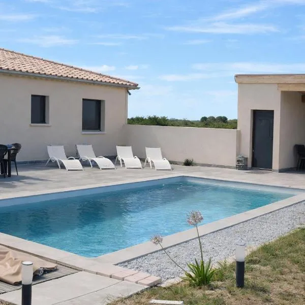 House with 4 air-conditioned bedrooms and swimming pool,位于Gravières的酒店
