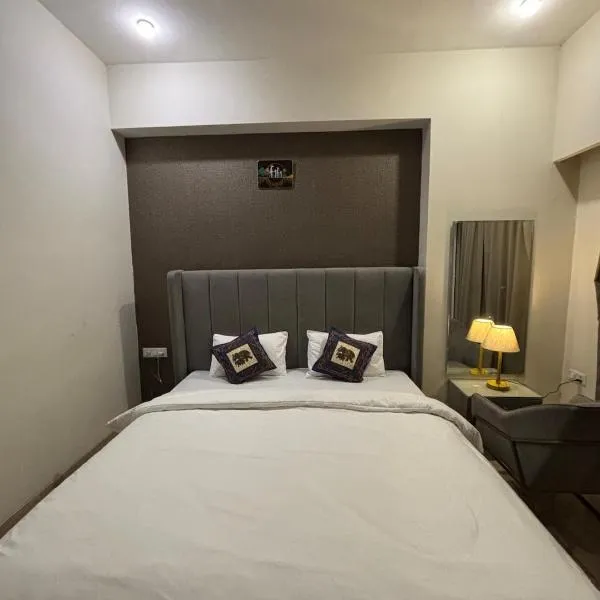 Sunset studios Shri Krishna heights，位于范兰德凡的酒店