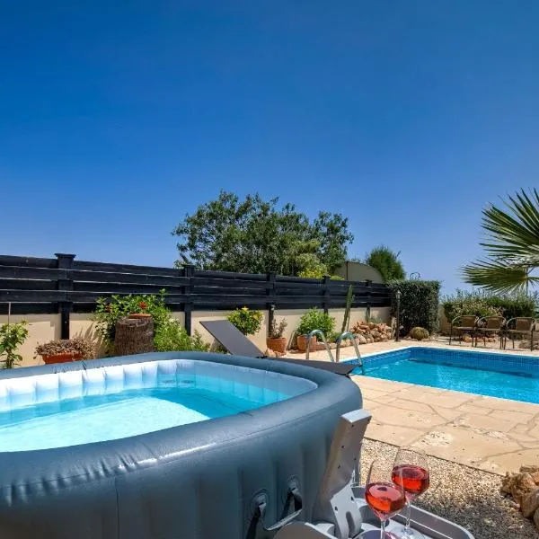 Seaview Villa in Peyia | Private pool & jacuzzi by VICHY Holidays，位于Paphos的酒店
