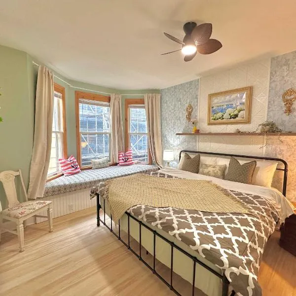 King Bed Apt in Bridgewater near River and Trails，位于布里奇沃特的酒店