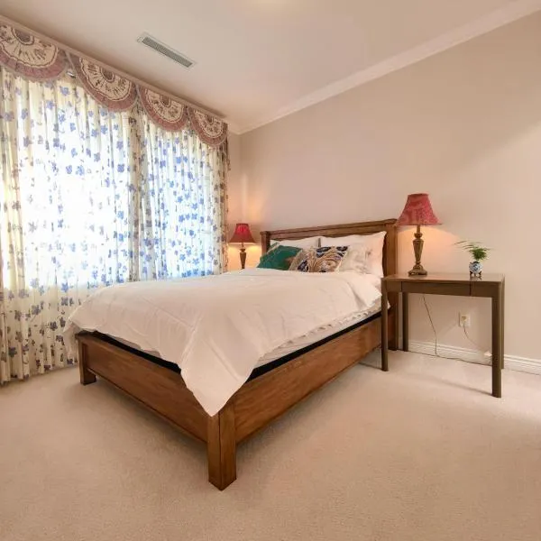 Sunshine Home Vancouver Near UBC, DT, YVR，位于温哥华的酒店