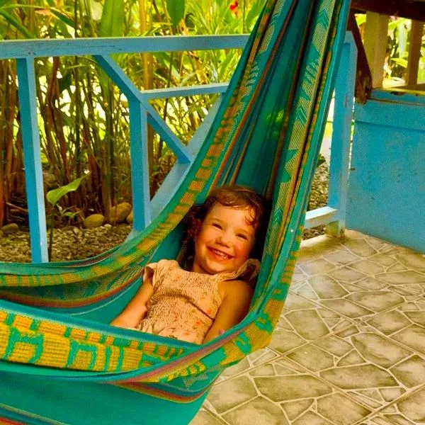 Ita Ita Casitas Family Vacation Playa Punta Uva，位于蓬塔乌巴的酒店