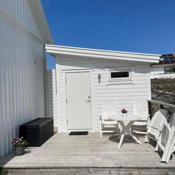 Cottage near the ocean On Smögen，位于斯默根的酒店