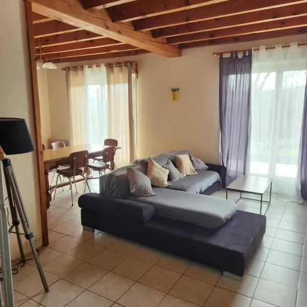Maison familiale au pied des Pyrénées，位于Pinas的酒店
