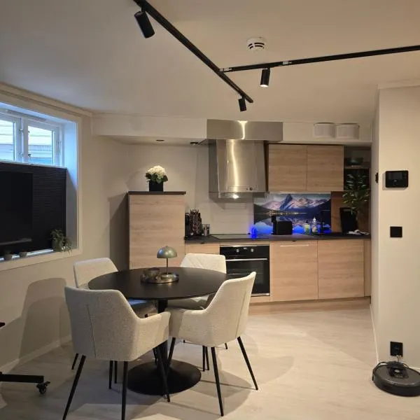 28 sqm studio apartment in the heart of Leirvik，位于Stord的酒店